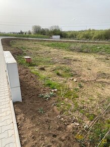 Prodej zasíťovaného rovinatého stavebního pozemku 815m2, Hře - 10