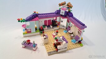 LEGO® Friends 41336 a 41332, Emma a umělecká kavárna - 10