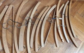 stoleček pod TV + ramínka na šaty + Makita 6271D - 10