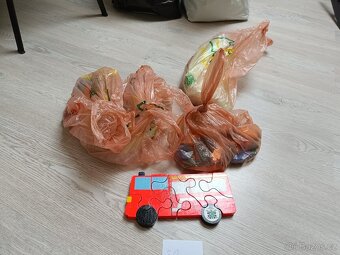 Hračky a oblečení pro děti - 10