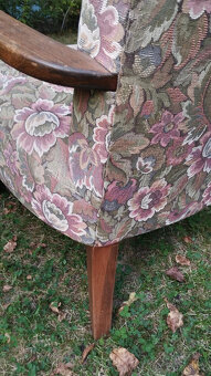 Historické křeslo s dřevěnými područkami - 10