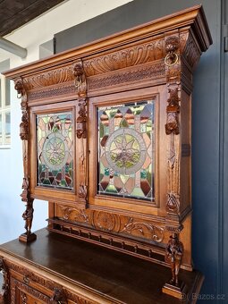Starožitný vyřezávaný příborník s vitráží - 10