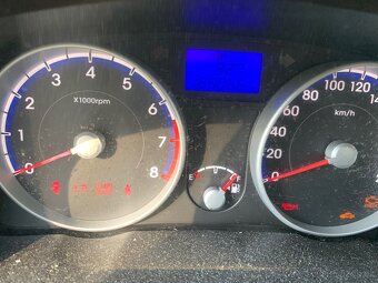 Hyundai Accent 1.4 benzín (2010) - 10