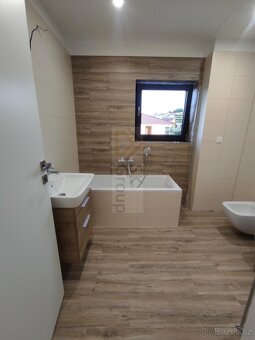 K pronájmu polovina RD - novostavba K. Vary - 10