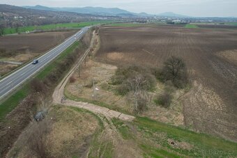 Malý pozemek u silničního přivaděče - 10