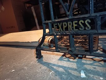 Šicí stroj Bobbin se starožitnou výbavou - 10