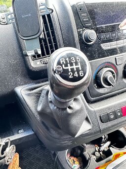 Peugeot Boxer s ručním ovládáním a plošinou 2016 - 10