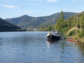 KAJUTOVÁ MOTOROVÁ LOĎ CRUISER VČETNĚ KOTVIŠTĚ V SEBUZÍNĚ. - 10