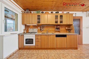 Rodinný dům s prostornou garáží, dílnou, vinným sklepem a vý - 10