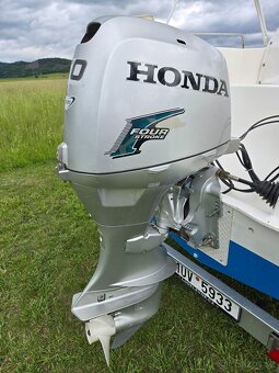 Kajutova lod 5.3x2.35m, motor Honda 50 vstrik, vlek - 10