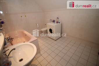 Prostorný dvougenerační RD s garáží, terasou, velkým pozemke - 10