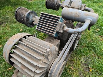 Starý kompresor s elektromorem - 10