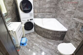 Prodej rodinného domu 4+kk, 3+kk a 2+kk, 250 m2, pozemek 196 - 10