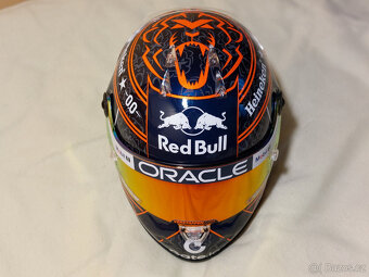 Predám Max Verstappen oranžová 2025 Red Bull F1 helma 1:2 - 10
