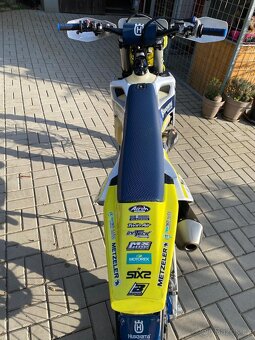 Prodám Husqvarna TE 300 TBI, model 2024, vynikající stav - 10