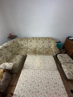 Rohová sedací souprava + 2 taburety + stolek - 10