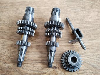 Prodám náhradní díly na motocykl JAWA 550 pařez a jawa 555 - 10