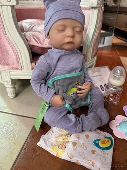 Realistické miminko v šedém overálku N.O.V.É. - 10