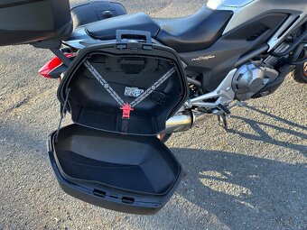 Honda NC700X DCT 35kW 2012 nájezd 22 000 km - 10