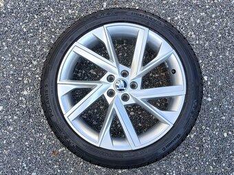 Pěkná zimní orig alu Škoda Kamiq 215/45/18 vzorek 8mm - 10