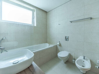 Prodej luxusního mezonetového bytu 4+kk, 99 m² + sklep, Koru - 10