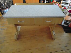 Dřevěný stůl - 10