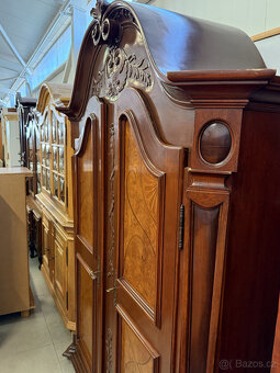 Dvoudvéřová zdobená starožitná skříň s intarzií - 10