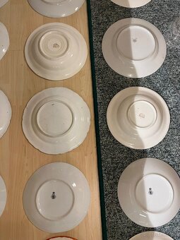 Různé staré talíře na výstavu nebo doplnění setu - 10