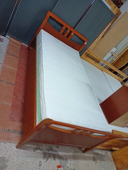 Prodám krásnou bytelnou postel 100 x 200 cm s nočním stolkem - 10