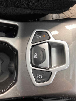 Jeep Renegade Panoramaticka strecha Limited - 10