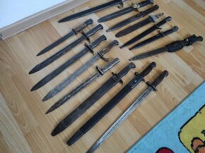 Hromada vojensk´ých bodáků,tesáků a nožů - 10