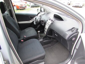 Toyota Yaris 1.3i 64kW, serviska, nová STK, ALU kola - 10