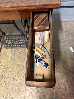 Prodám starý šicí stroj Lada - 10