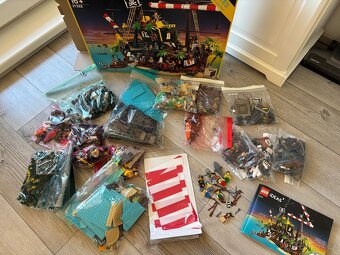 LEGO IDEAS PIRÁTI 21322 Zátoka pirátů z lodě Barakuda - 10