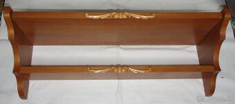 Vyřezávaná skříňka, vyřezávané poličky, podstavce na květiny - 10