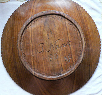 Talíře, smalt. zl. sklo, 6 krajkových šálků, maska, karafa - 10