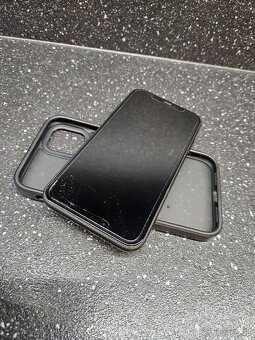 iPhone 11. 128 GB Černý 82% baterie - 10