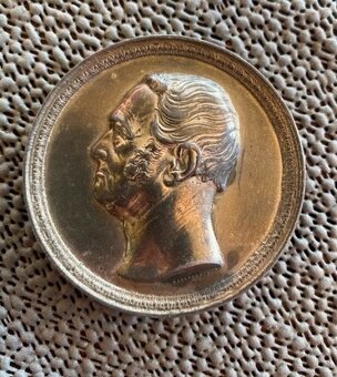 plakety, odznaky, vyznamenania, vlajky, medaile - 10