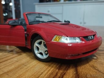 Ford Mustang GT 1999 1/18 Maisto - 10