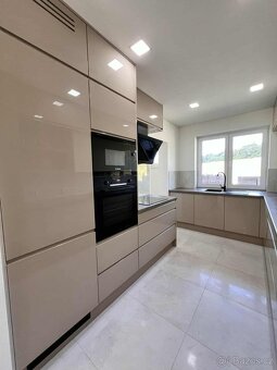 Novostavba 4+kk v přírodě, pozemek 1700m2 - 10