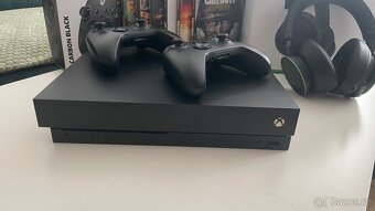 Xbox one X + sluchatka Xbox + hry + druhy ovladač - 10
