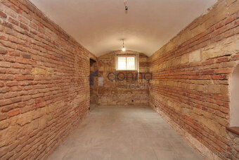 Obchodní prostor, 105m2, -1. podlaží, samostatný vchod, ul. - 10