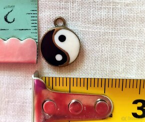 Knoflík,přívěsek,přezky,pexesa,karty,váha,knihy - 10