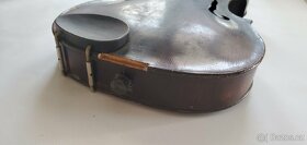 Housle atypicky zdobené. - 10