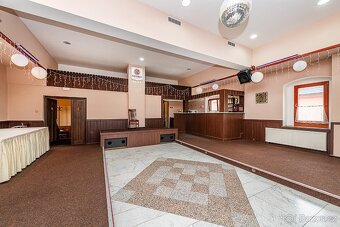 Prodej zavedeného motorestu s ubytováním, sálem a prodejnou - 10