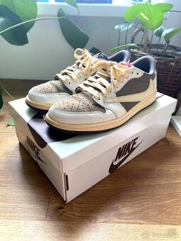 Jordan 1 Low Travis Scott Reverse Mocha – vel. 43 – velmi pě - 10