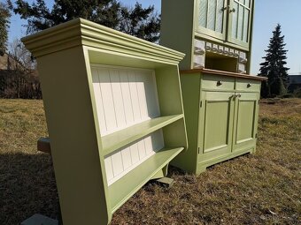 Zelenkavá kredenc s porcelánovými kořenkami a policí - 10