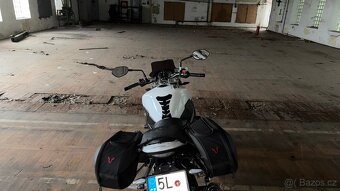 Suzuki GSR 750 - 10
