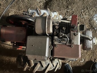 Dvoukolový traktor s přívěsem a příslušenství - 10