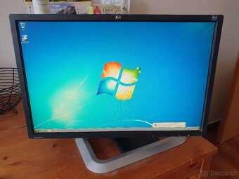 4x HP LP2275w (22palců) DVI a Display port výstup - 10